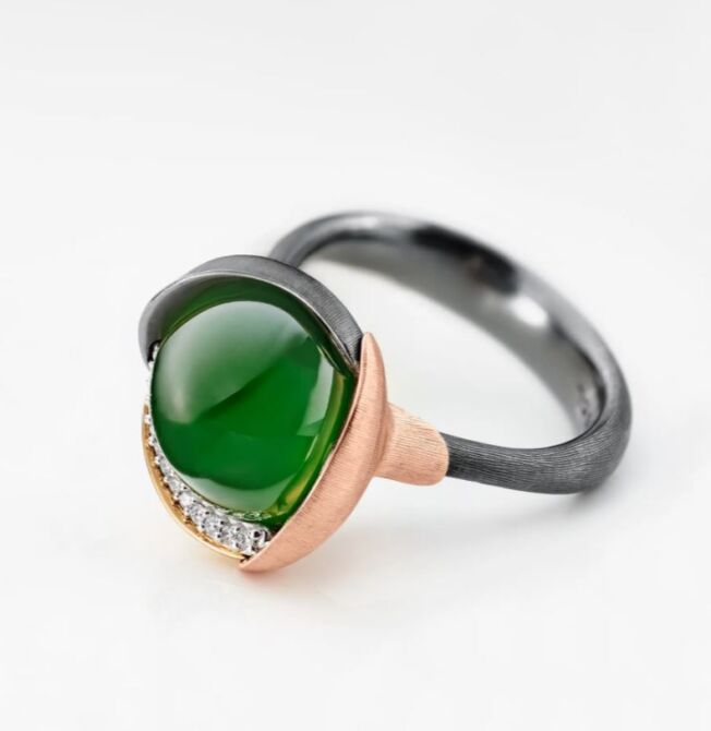 Lotus ring i oksidert sølv med detaljer av gult og rosé gull med sten og diamanter fra Ole Lynggaard. Einersen Gull i Arendal