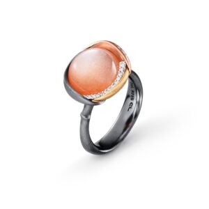OLE LYNGGAARD COPENHAGEN Lotus ring 3 i sølv og gull med blush månesten