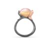 Lotus ring i oksidert sølv med detaljer av gult og rosé gull med sten og diamanter fra Ole Lynggaard. Einersen Gull i Arendal