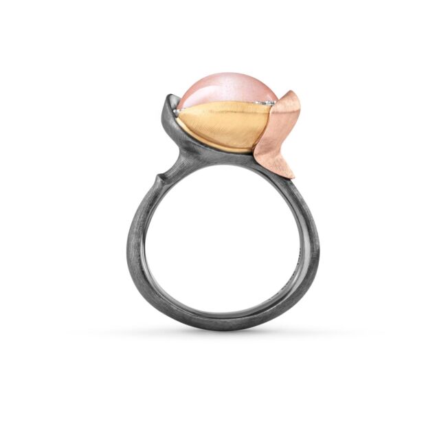 Lotus ring i oksidert sølv med detaljer av gult og rosé gull med sten og diamanter fra Ole Lynggaard. Einersen Gull i Arendal