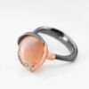 Lotus ring i oksidert sølv med detaljer av gult og rosé gull med sten og diamanter fra Ole Lynggaard. Einersen Gull i Arendal