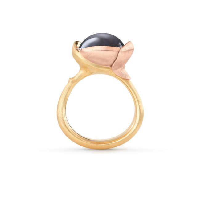 Lotus ring i gult gull med sten og diamanter. Einersen Gull i Arendal