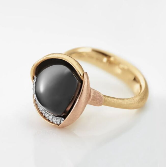 Lotus ring i gult gull med sten og diamanter. Einersen Gull i Arendal
