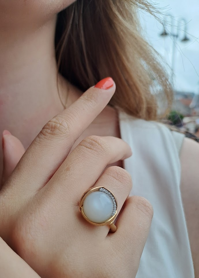 OLE LYNGGAARD COPENHAGEN Lotus ring 3 i gult gull med hvit månesten