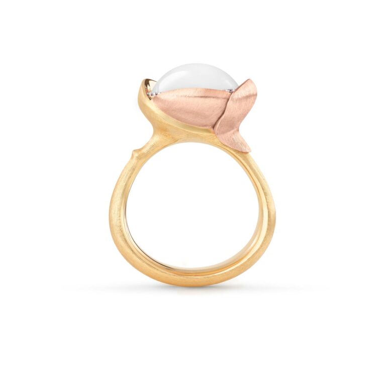 OLE LYNGGAARD COPENHAGEN Lotus ring 3 i gult gull med hvit månesten