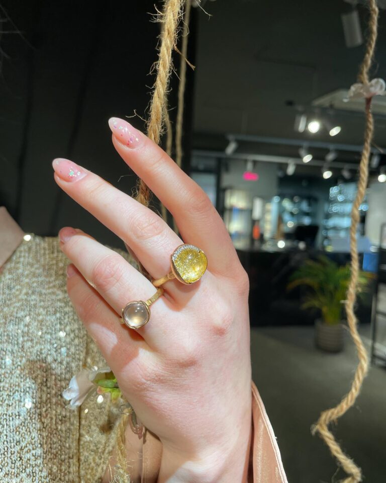 OLE LYNGGAARD COPENHAGEN Lotus ring 3 med rutilkvarts i gult gull