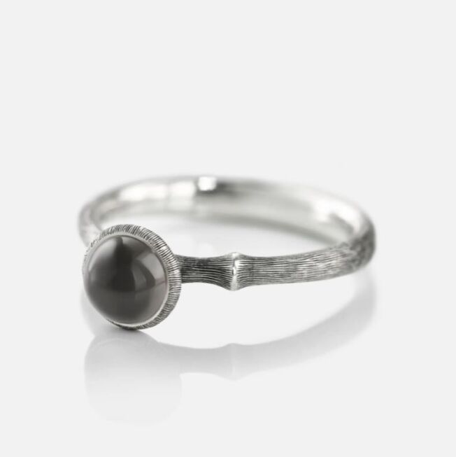 OLE LYNGGAARD COPENHAGEN Lotus ring 0 i sølv med grå månesten