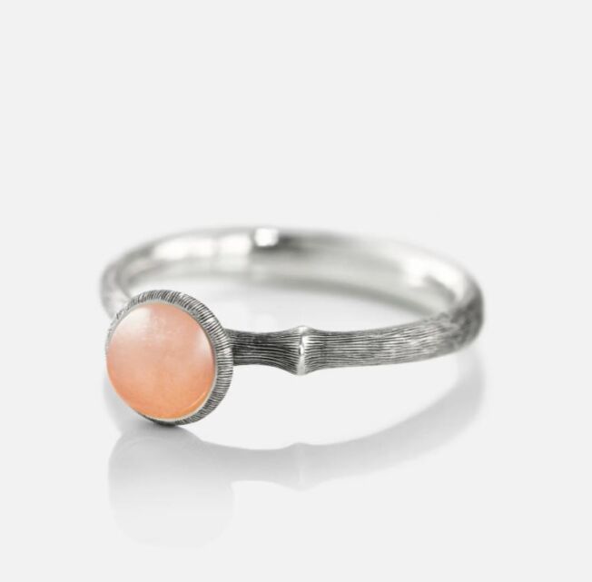 OLE LYNGGAARD COPENHAGEN Lotus Tiny 0 ring i sølv med blush månesten