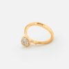 Lotus Tiny ring i gult gull med diamanter fra Ole Lynggaard. Einersen GUll, gullsm
