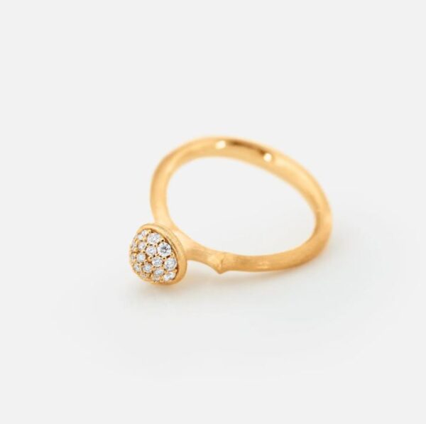 Lotus Tiny ring i gult gull med diamanter fra Ole Lynggaard. Einersen GUll, gullsm