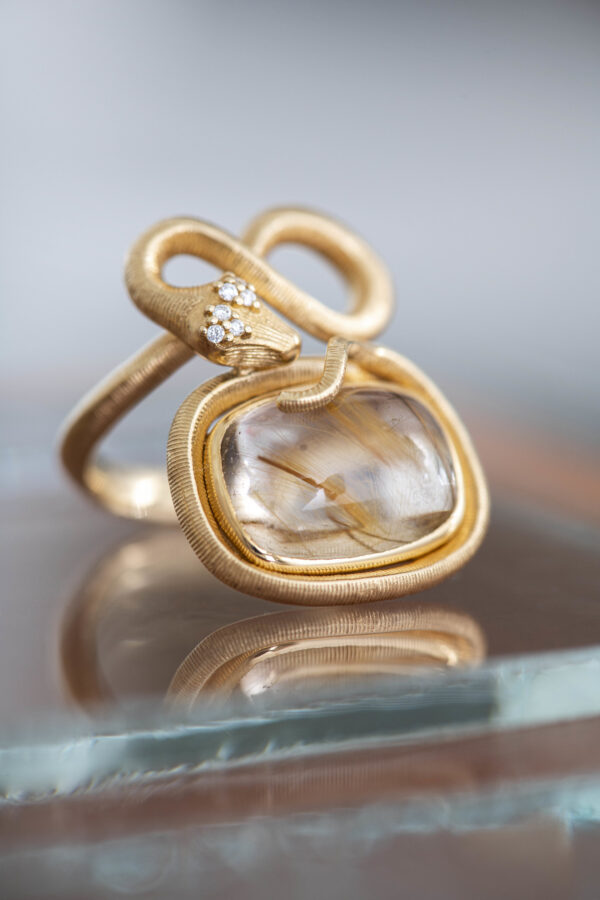 OLE LYNGGAARD COPENHAGEN  Snakes ring i gult gull med rutilkvarts og diamanter
