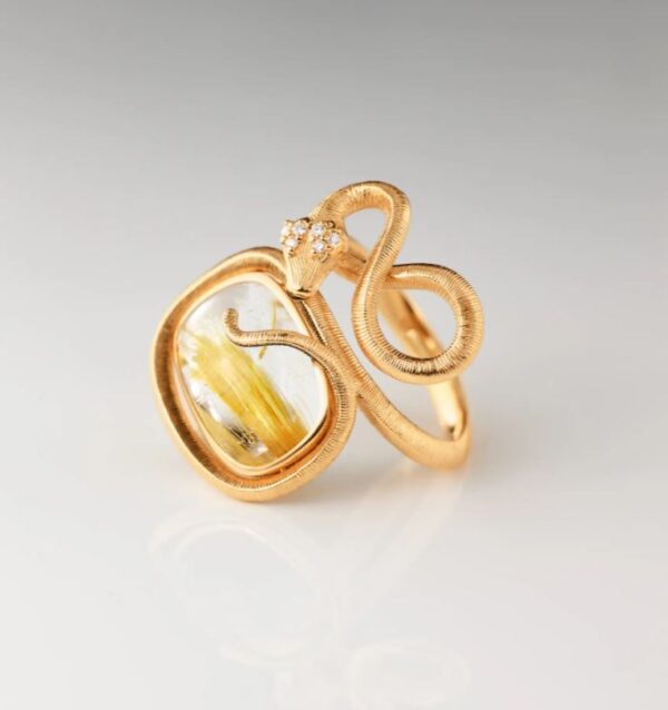 OLE LYNGGAARD COPENHAGEN  Snakes ring i gult gull med rutilkvarts og diamanter