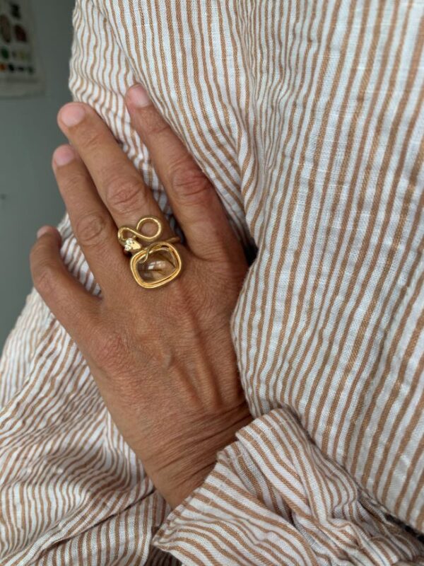 OLE LYNGGAARD COPENHAGEN  Snakes ring i gult gull med rutilkvarts og diamanter