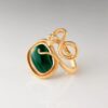 OLE LYNGGAARD COPENHAGEN  Snakes ring i gult gull med malakitt og diamanter