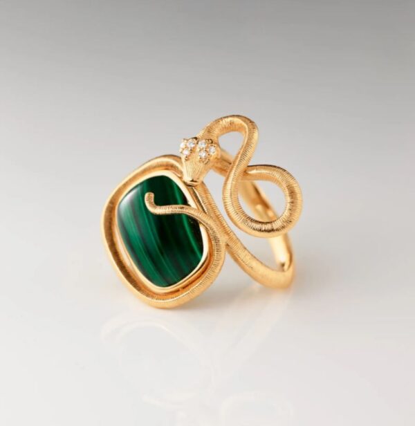 OLE LYNGGAARD COPENHAGEN  Snakes ring i gult gull med malakitt og diamanter