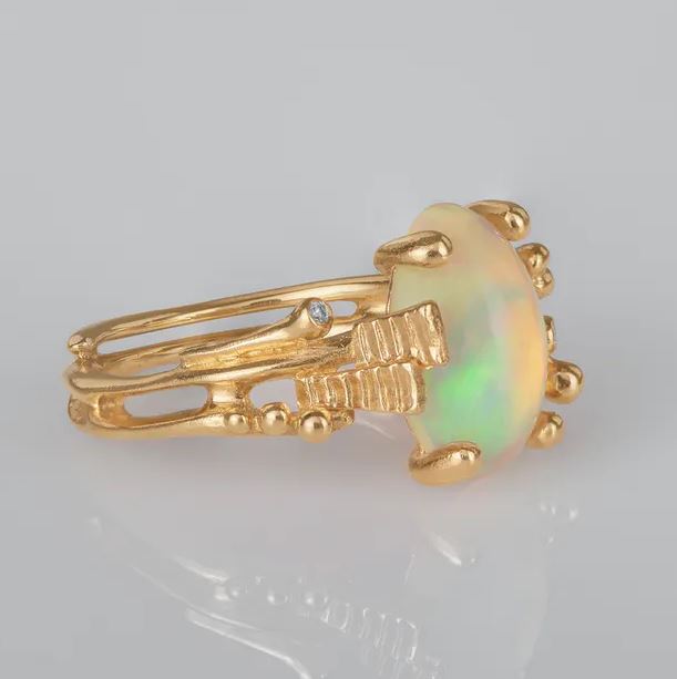OLE LYNGGAARD COPENHAGEN BoHo ring small i gult gull med opal