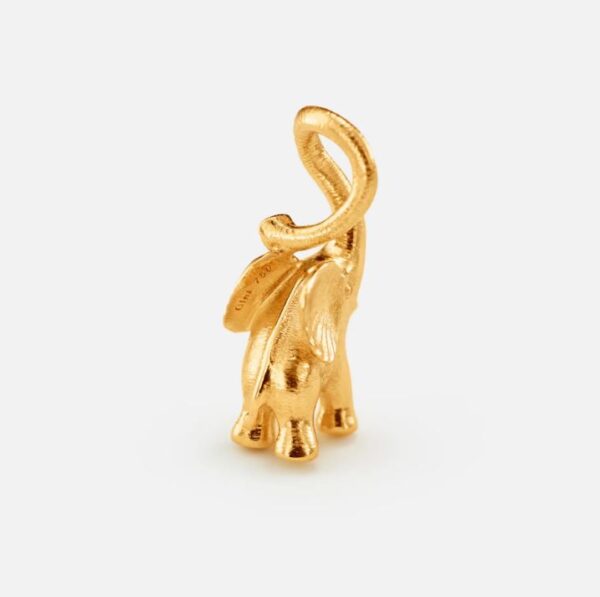 Den minste elefanten fra Ole Lynggaard i gult gull, med diamant i snablen., sett bakfra.
