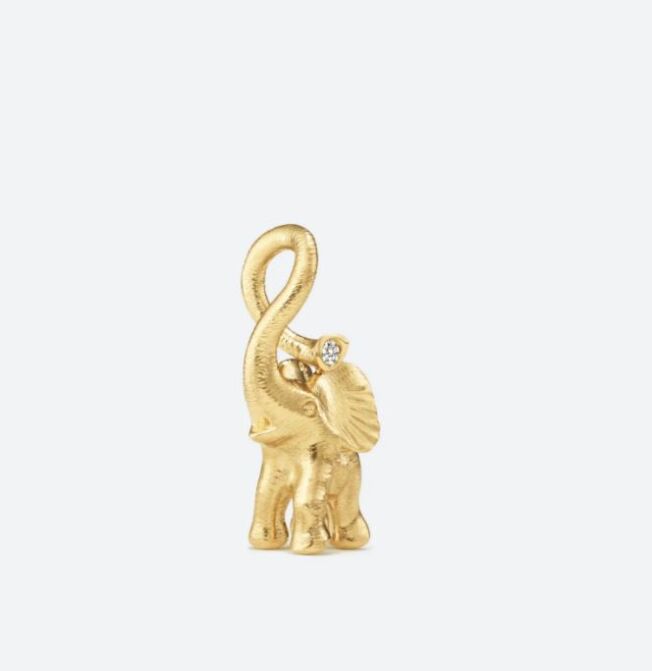 Den minste elefanten fra Ole Lynggaard i gult gull, med diamant i snablen.