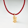 OLE LYNGGAARD COPENHAGEN Elefant My Little World armbånd/anheng i gult gull på rød snor