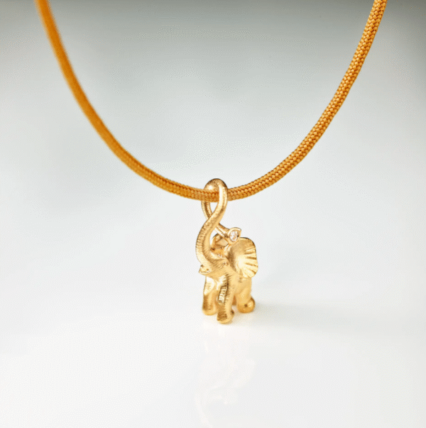 OLE LYNGGAARD COPENHAGEN Elefant My Little World armbånd/anheng i gult gull på beige snor