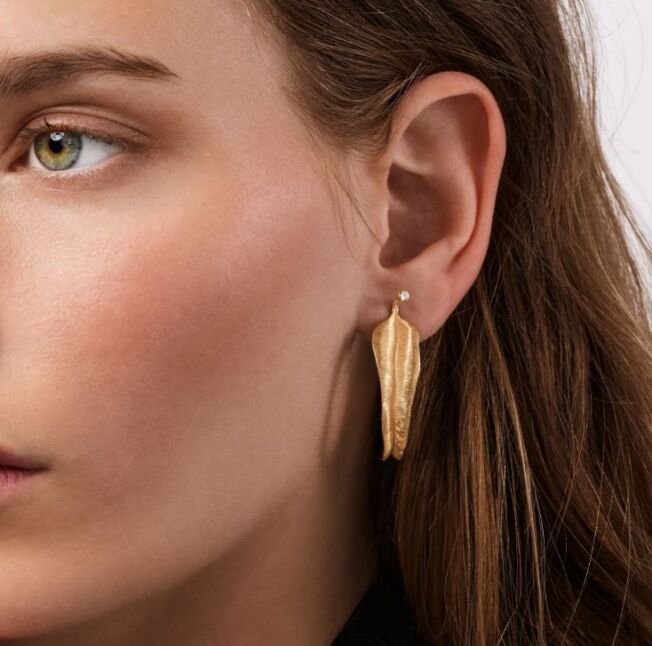Leaves / blad øreringer i satinert gult gull 18 k og diamant i opphenget