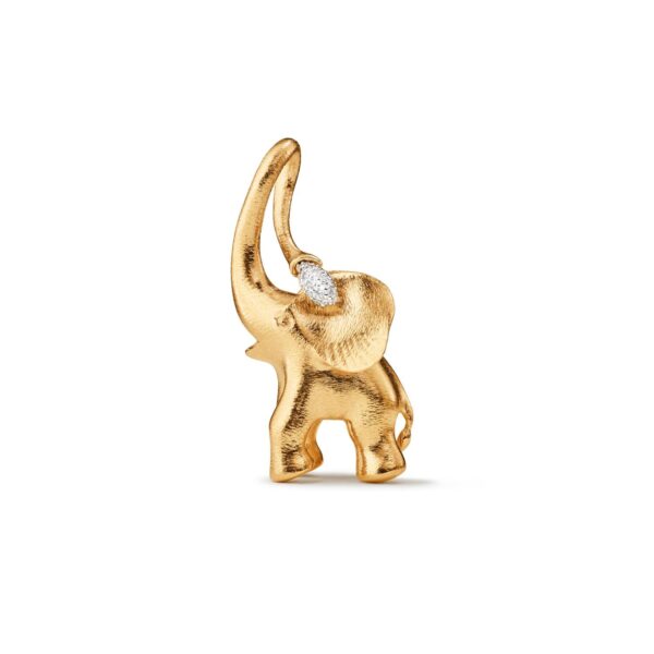 Den store elefanten fra Ole Lynggaard i 750 gult gull med diamanter i snabelen. Perfekt i kort eller langt kjede.