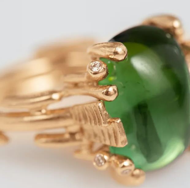 OLE LYNGGAARD COPENHAGEN BoHo ring medium i gult gull med grønn turmalin