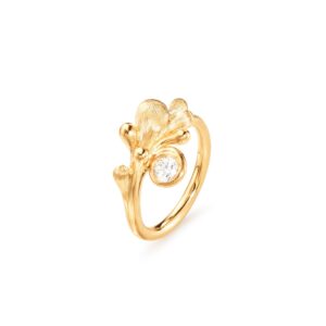 BoHo ring i gult gull ,ed diamant på 0,20ct. Perfekt å kombinere med andre ringer.