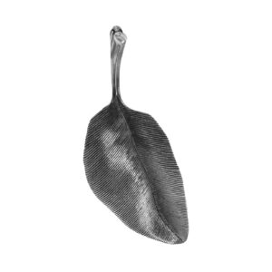 Leaves anhenget er designet av Charlotte Lynggaard. Det er laget i oksidert 925 sølv. Overflaten er satinert for hånd av gullsmedene på verkstedet hos Ole Lynggaard. En del av Leaves-kolleksjonen. Flott å henge i kjede sammen med andre anheng. Mål: Lengde 31 mm