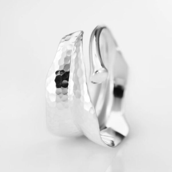OLE LYNGGAARD COPENHAGEN Leaves ring medium i sølv