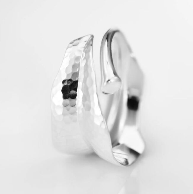 OLE LYNGGAARD COPENHAGEN Leaves ring medium i sølv