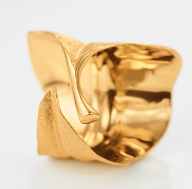 OLE LYNGGAARD COPENHAGEN Leaves ring large i gult gull, stor