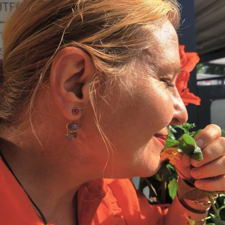 OLE LYNGGAARD COPENHAGEN Lotus øreanheng til ørepynt i gult gull med grå månesten
