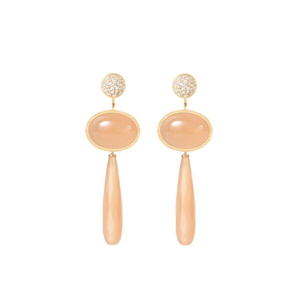 Ørepynt Lotus med paveert diamantoverflate, med 2 heng av blush månesten under. Fra Ole Lynggaard.