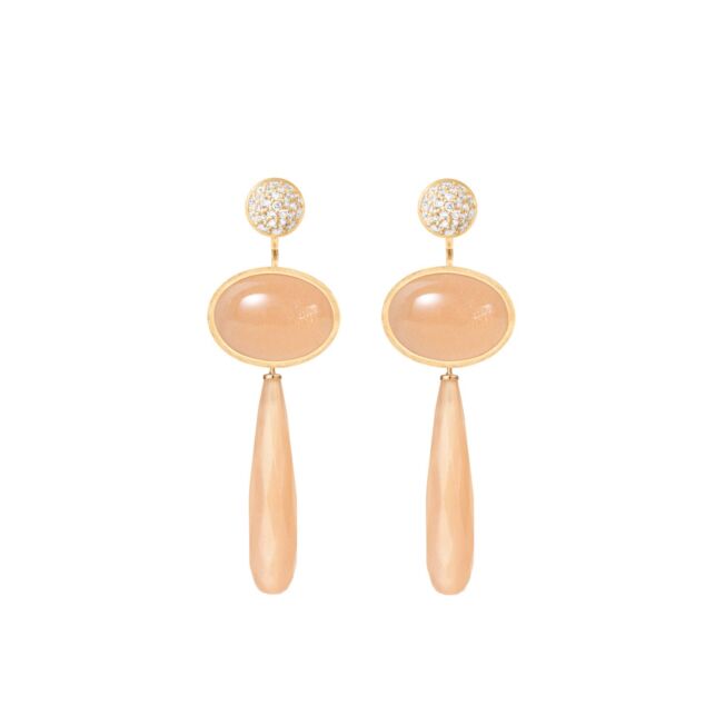 Ørepynt Lotus med paveert diamantoverflate, med 2 heng av blush månesten under. Fra Ole Lynggaard.