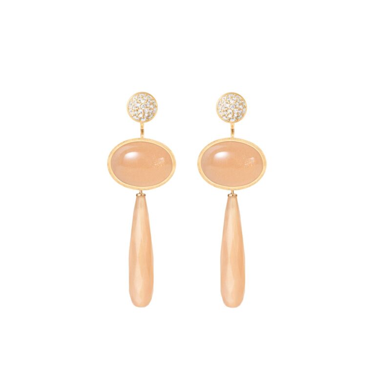 Ørepynt Lotus med paveert diamantoverflate, med 2 heng av blush månesten under. Fra Ole Lynggaard.