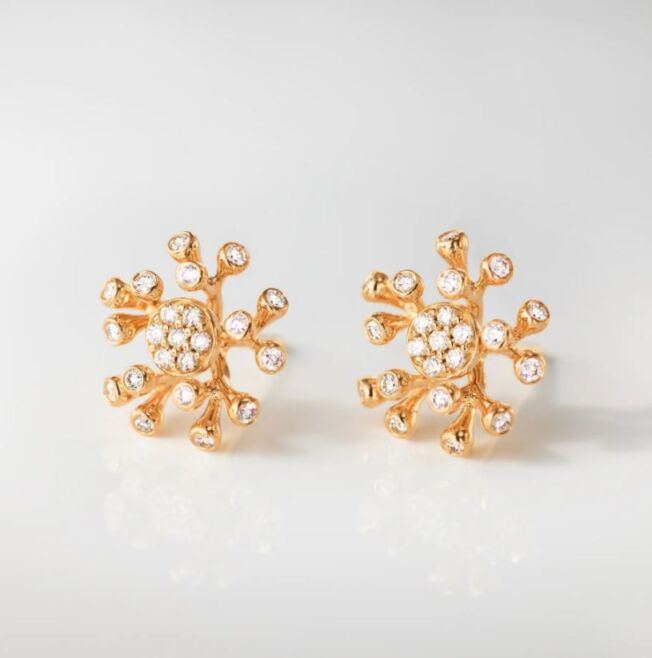 Wild rose ørepynt i 18 k gult gull med diamanter