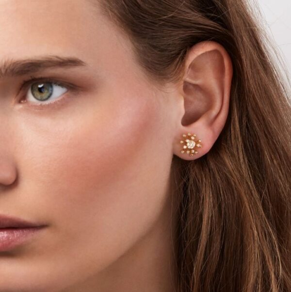 OLE LYNGGAARD COPENHAGEN Wild Rose ørepynt i gult gull med diamant