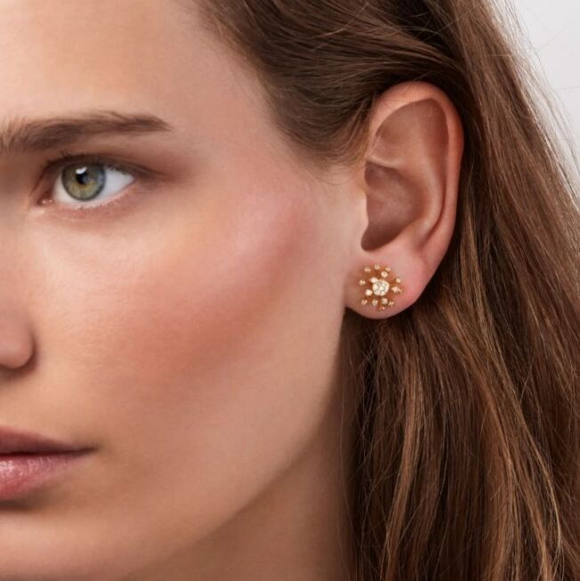 Wild rose ørepynt i 18 k gult gull med diamanter