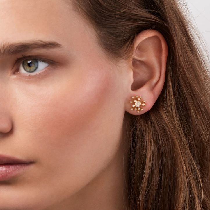 OLE LYNGGAARD COPENHAGEN Wild Rose ørepynt i gult gull med diamant