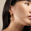 OLE LYNGGAARD COPENHAGEN Wild Rose Earstuds i gult gull med diamant