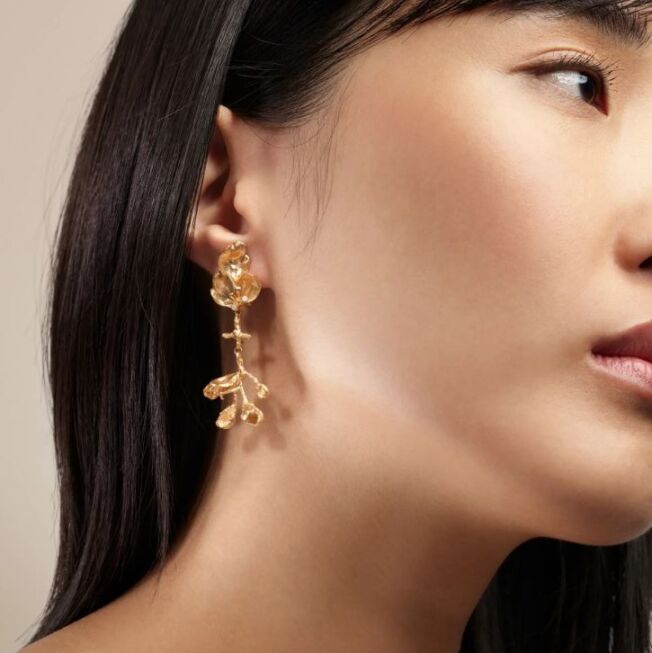 Wild Rose earstuds vist med heng i 18 k gult gull