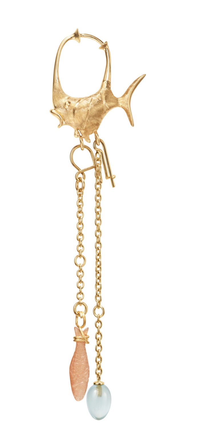 OLE LYNGGAARD COPENHAGEN Young Fish earring small i gult gull