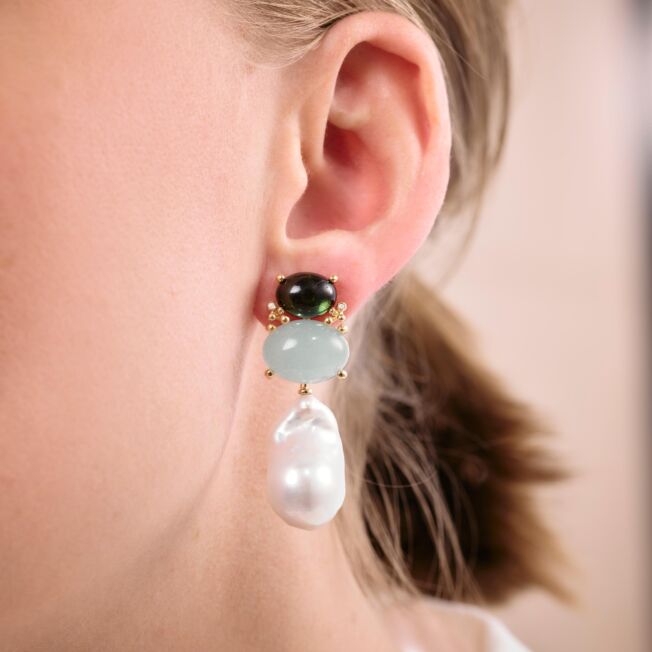 Ørepynt i 18 k gult gull med diamanter, her kan man henge på øreanheng fra BoHo kolleksjonen til Ole Lynggaard, Cabochonslipt turmalin og akvamarin, under perle