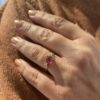 Noën "Stellini" medium ring i gult gull, med diamanter og rosa turmalin