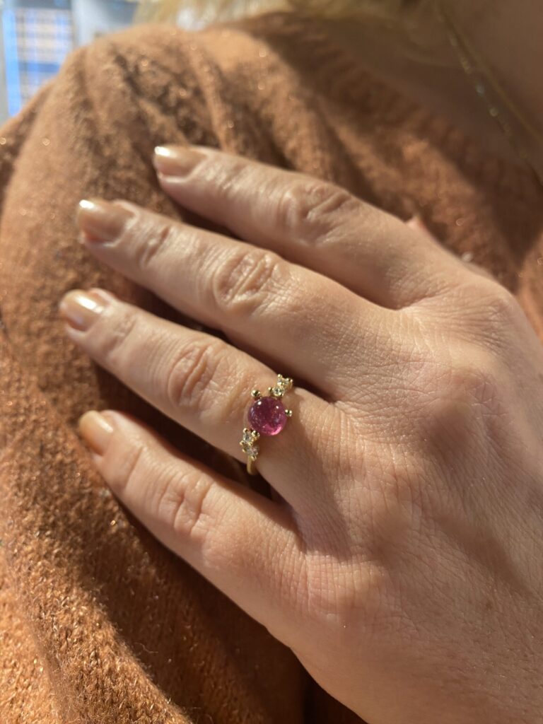 Noën "Stellini" medium ring i gult gull, med diamanter og rosa turmalin