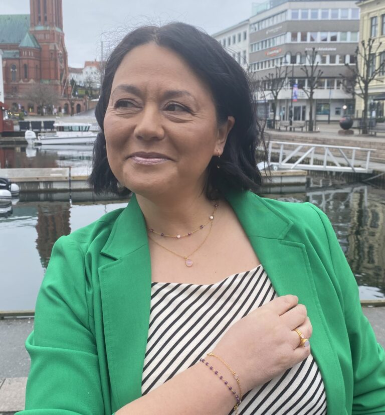 Susanne Friis Bjørner ring forgylt med rosa krystall, liten