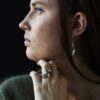 Huldreverket "Ask" ørepynt i oksidert sølv