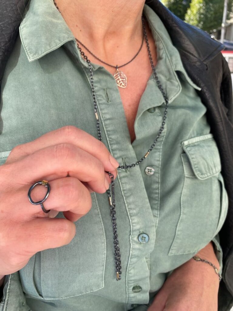 By Birdie "Comet circle" ring i sølv med gult gull detaljer