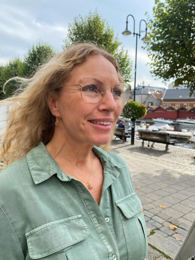 Susanne Friis Bjørner ørepynt i forgylt sølv med dråpeformet med  ferskenfarget månesten